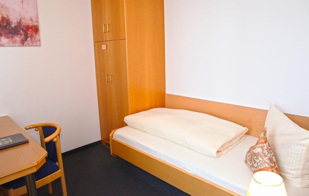 Hotel Am Ostpark Neubiberg Room photo