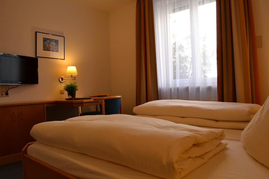 Hotel Am Ostpark Neubiberg Room photo