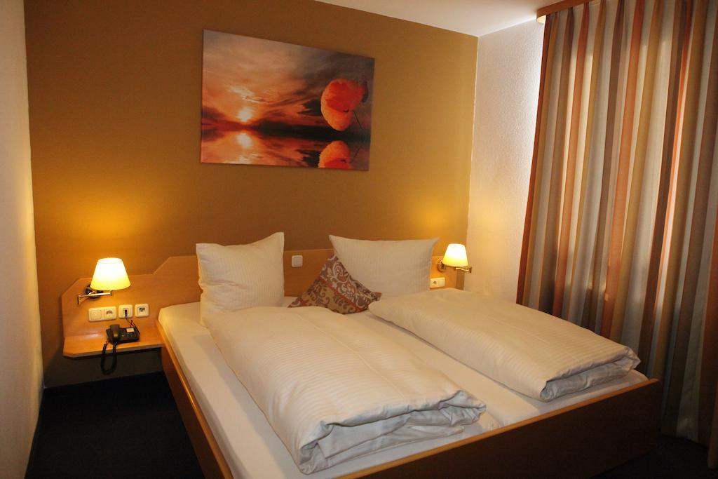 Hotel Am Ostpark Neubiberg Exterior photo